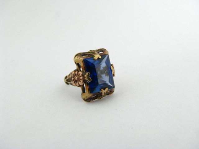 Appraisal: K Rose and Yellow gold antique ring with rectangular blue