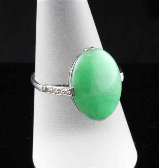 Appraisal: An ct white gold jade and diamond dress ring size