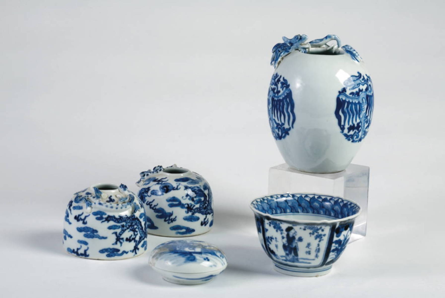 Appraisal: FIVE CHINESE PORCELAIN BLUE AND WHITE TABLE OBJECTS INCLUDING A