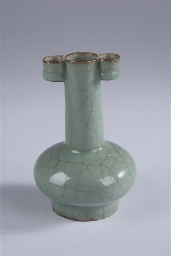 Appraisal: CHINESE GUAN PORCELAIN VASE Song Dynasty style - in high