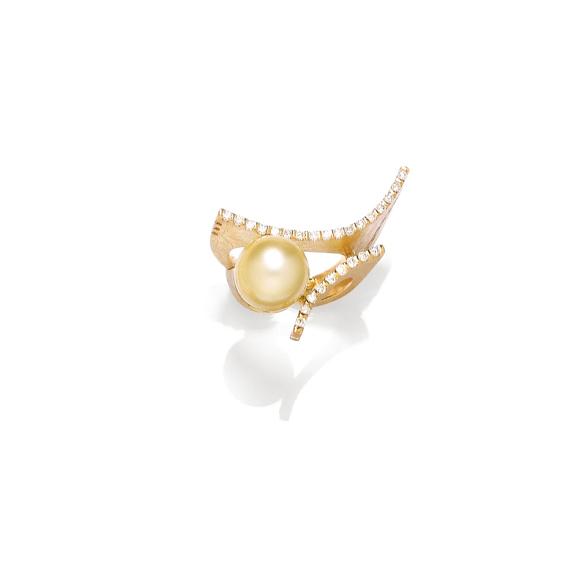 Appraisal: GOLD PEARL AND DIAMOND RING Yellow gold g Asymmetric ring