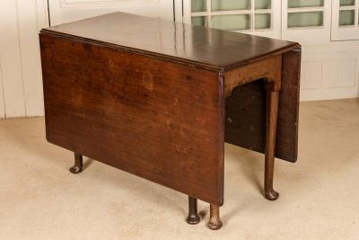 Appraisal: A George II mahogany drop leaf dining table on tapering