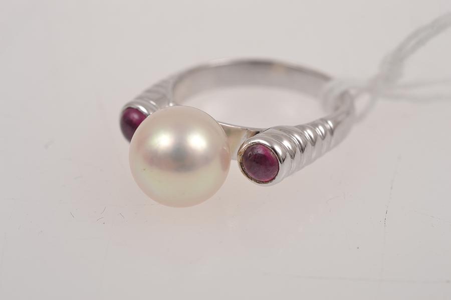 Appraisal: A PEARL AND RUBY RING IN CT WHITE GOLD A