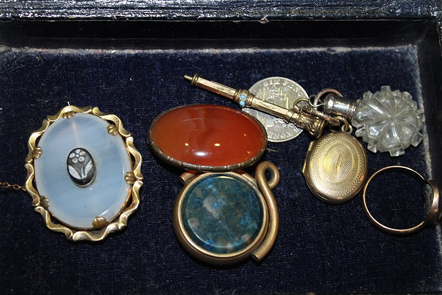 Appraisal: A SMALL COLLECTION OF MISCELLANEOUS JEWELLERY including a bloodstone fob