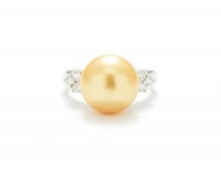 Appraisal: A GOLDEN PEARL AND DIAMOND RING A GOLDEN PEARL AND