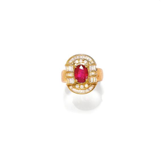 Appraisal: RUBY AND DIAMOND RING Yellow gold Decorative ring the top