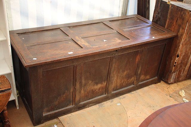 Appraisal: A LARGE TH CENTURY OAK COFFER with a four panel