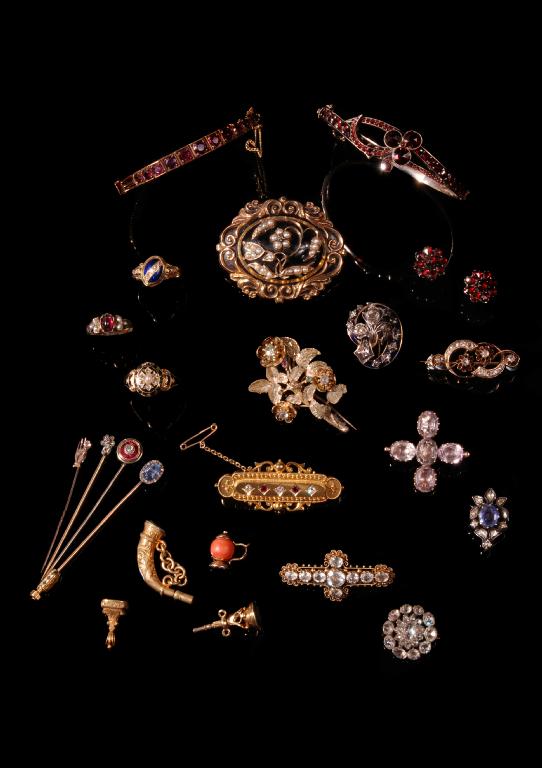 Appraisal: A DIAMOND BROOCH CIRCA the central rose-cut diamond with a