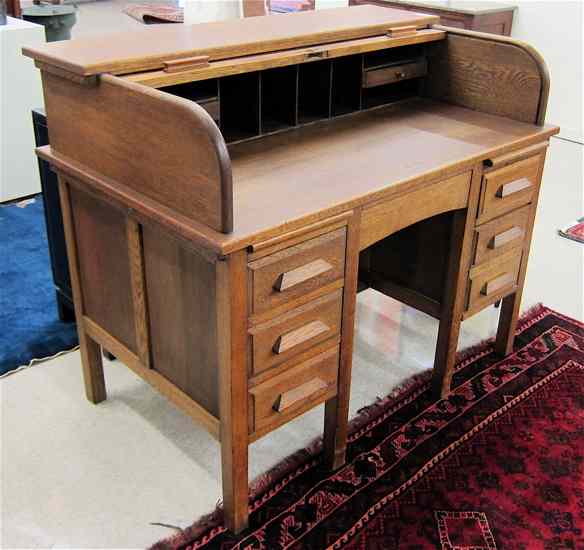 Appraisal: AN OAK ROLL-TOP DESK American early th century C-roll type