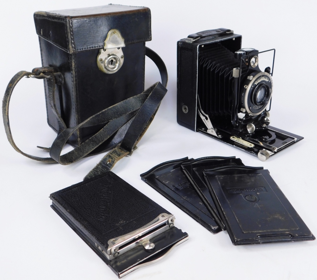 Appraisal: VOIGTL NDER AVUS FOLDING CAMERA Voigtl nder Avus Folding Camera