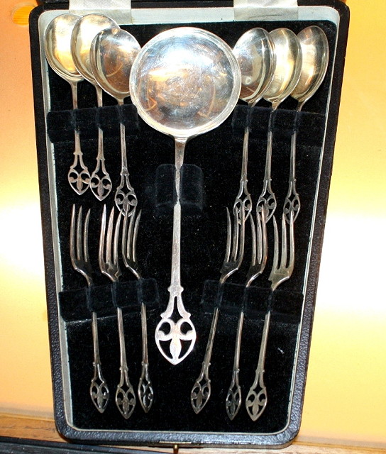 Appraisal: A CASED SET OF SIX SILVER SPOONS AND FORKS and