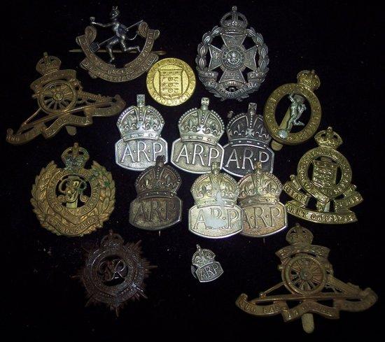 Appraisal: A quantity of military cap and other badges regiments including