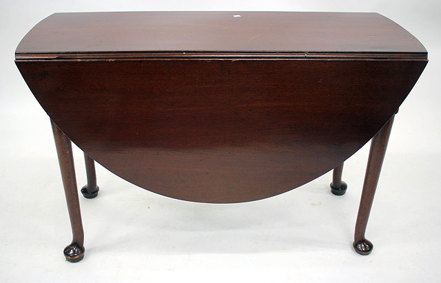 Appraisal: A TH CENTURY MAHOGANY DROP LEAF OVAL DINING TABLE with