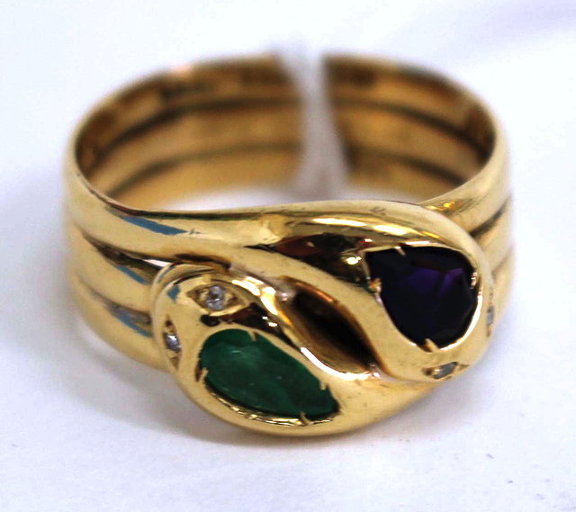 Appraisal: AN OLD CARAT GOLD DOUBLE SNAKES HEAD RING marks for