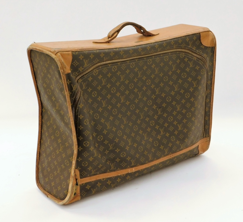 Appraisal: LOUIS VUITTON MONOGRAM SUIT CASE France th CenturyLarge suitcase with