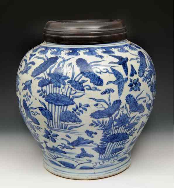 Appraisal: A CHINESE LATE MING BLUE AND WHITE PORCELAIN OVOID VASE