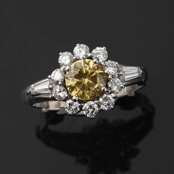 Appraisal: A diamond yellow stone and k white gold cluster ring