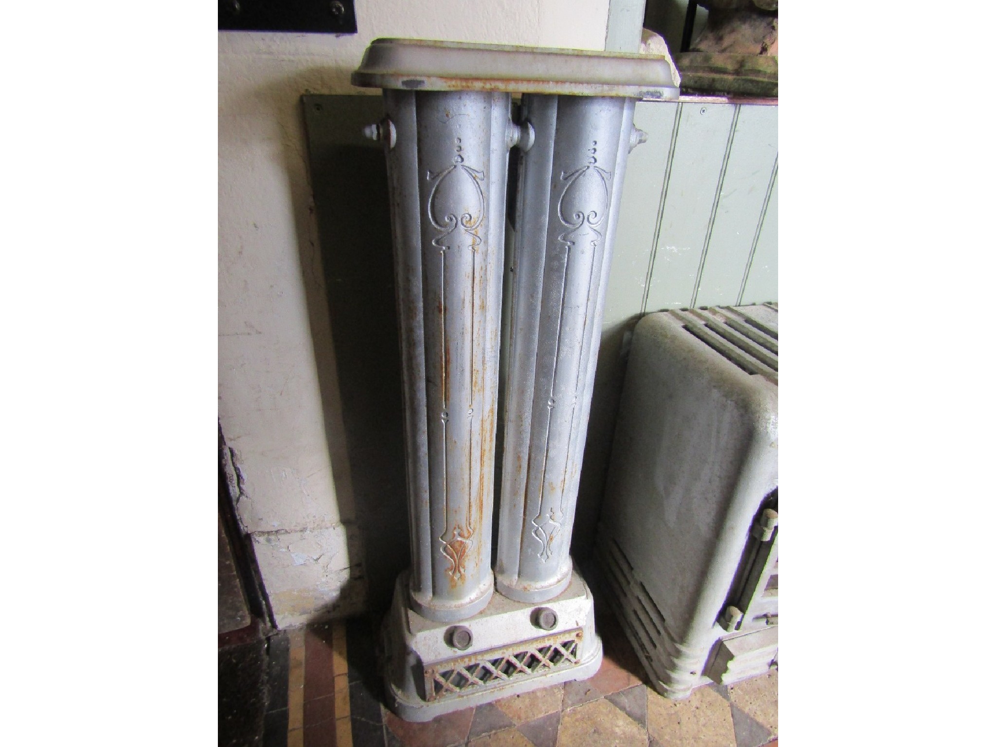 Appraisal: A vintage reclaimed cast iron floor standing vertical two bar