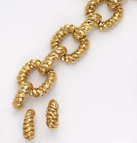 Appraisal: Property from a Chicago estateLots - comprising a link bracelet