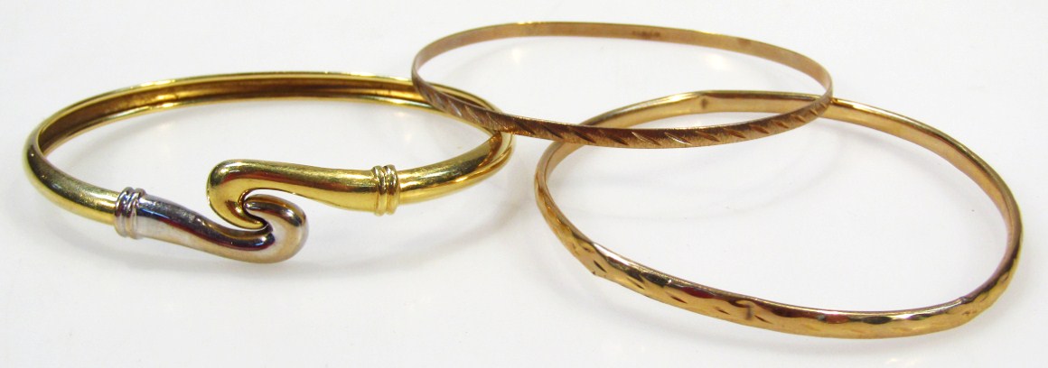 Appraisal: A ct gold bangle of part textured outline cm wide