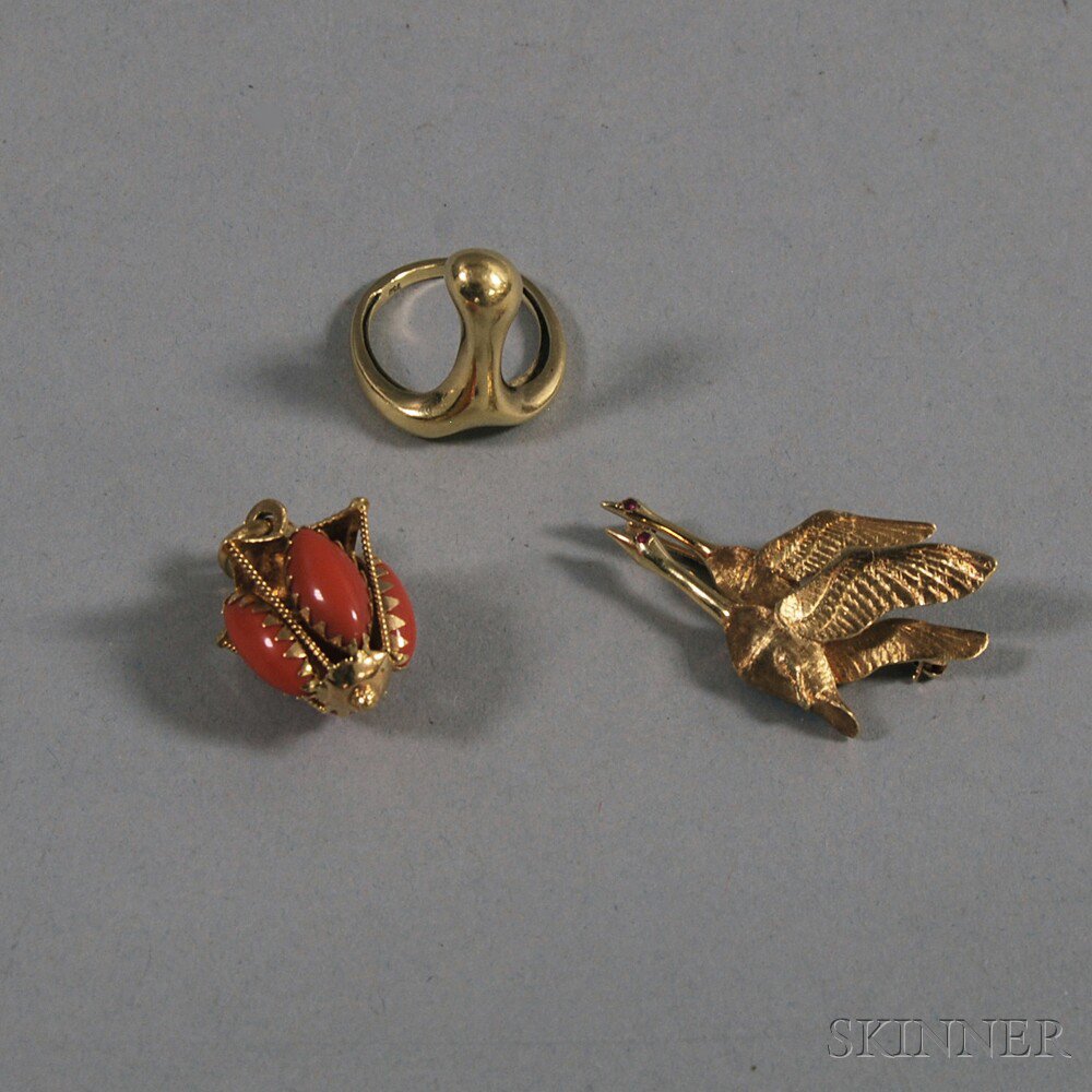 Appraisal: Three Pieces of Gold Jewelry an abstract kt gold ring