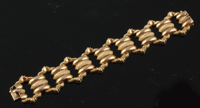 Appraisal: A GOLD COCKTAIL BRACELET The ct yellow gold bracelet with