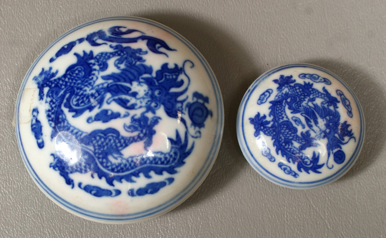 Appraisal: blue and white dragon decorated Chinese porcelain paste boxes underglaze