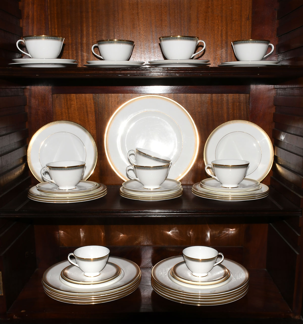 Appraisal: PC ROYAL DOULTON CLARENDON CHINA Comprising - Dinner plates -