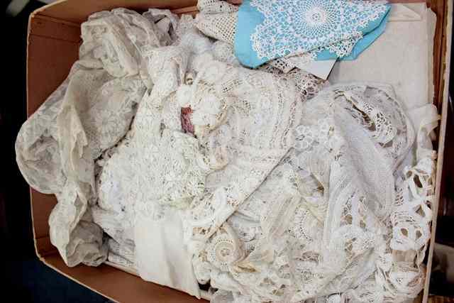 Appraisal: A COLLECTION OF VICTORIAN AND LATER LACE PIECES TO INCLUDE