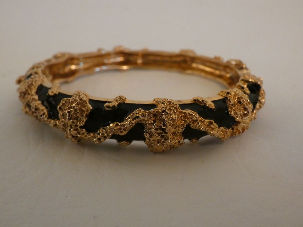 Appraisal: GUTSCHNEIDER K GOLD BRACELET Vintage k yellow gold bangle bracelet