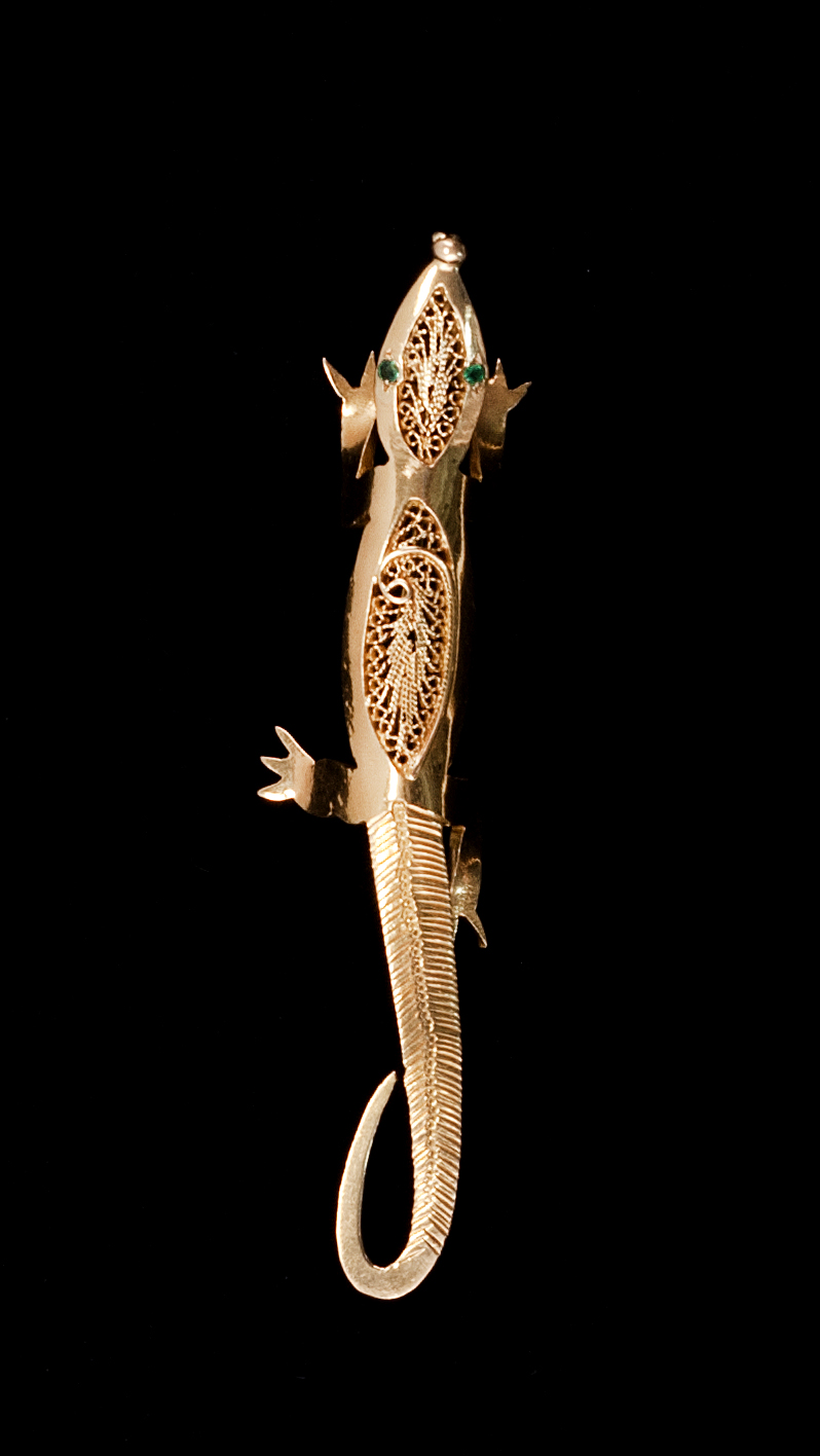 Appraisal: KT YELLOW GOLD BROOCH In the form of a salamander