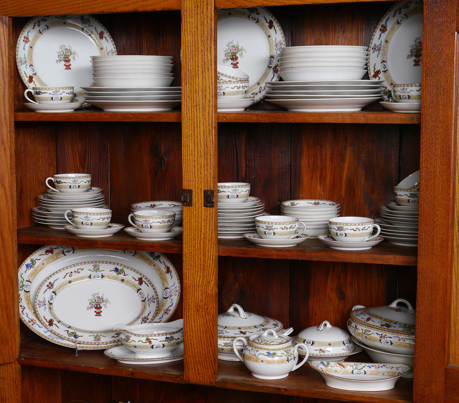 Appraisal: NORITAKE FINE CHINA IN THE LAZARRE PATTERN Approx pieces to