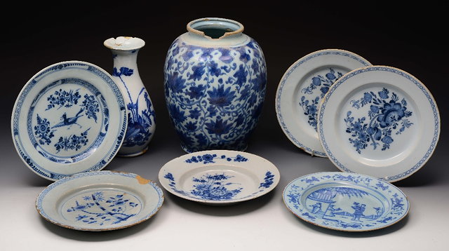 Appraisal: A COLLECTION OF SIX DELFT BLUE AND WHITE POTTERY PLATES