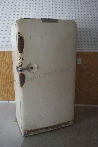 Appraisal: Produced by General Motors - Frigidaire refrigerator with freezer compartment