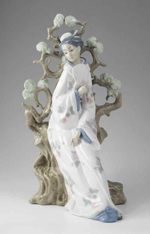 Appraisal: LLADRO PORCELAIN FIGURINE ''GEISHA'' Vincente Martinez sculpture issued retired removable