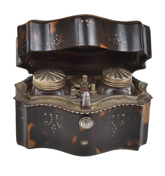 Appraisal: A GEORGIAN TORTOISESHELL ETUI EARLY TH CENTURY with a mirrored