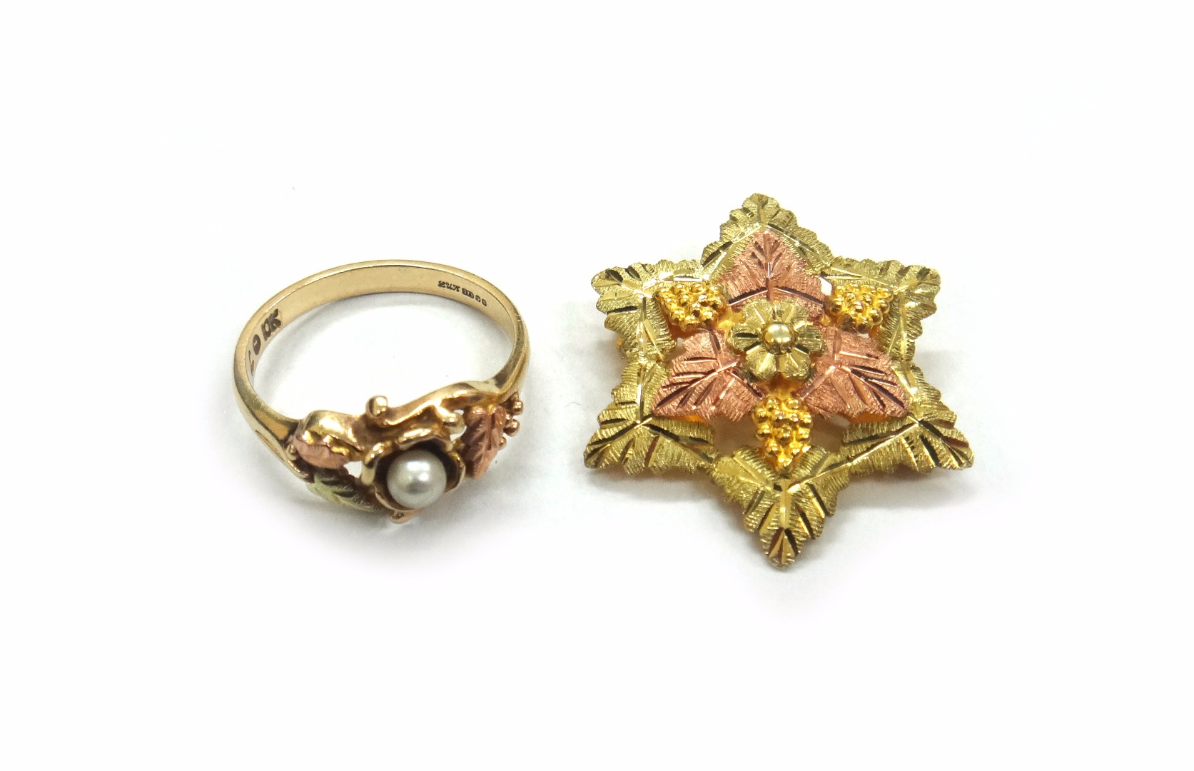 Appraisal: A ct tri-colour gold ring the openwork leaf and berry