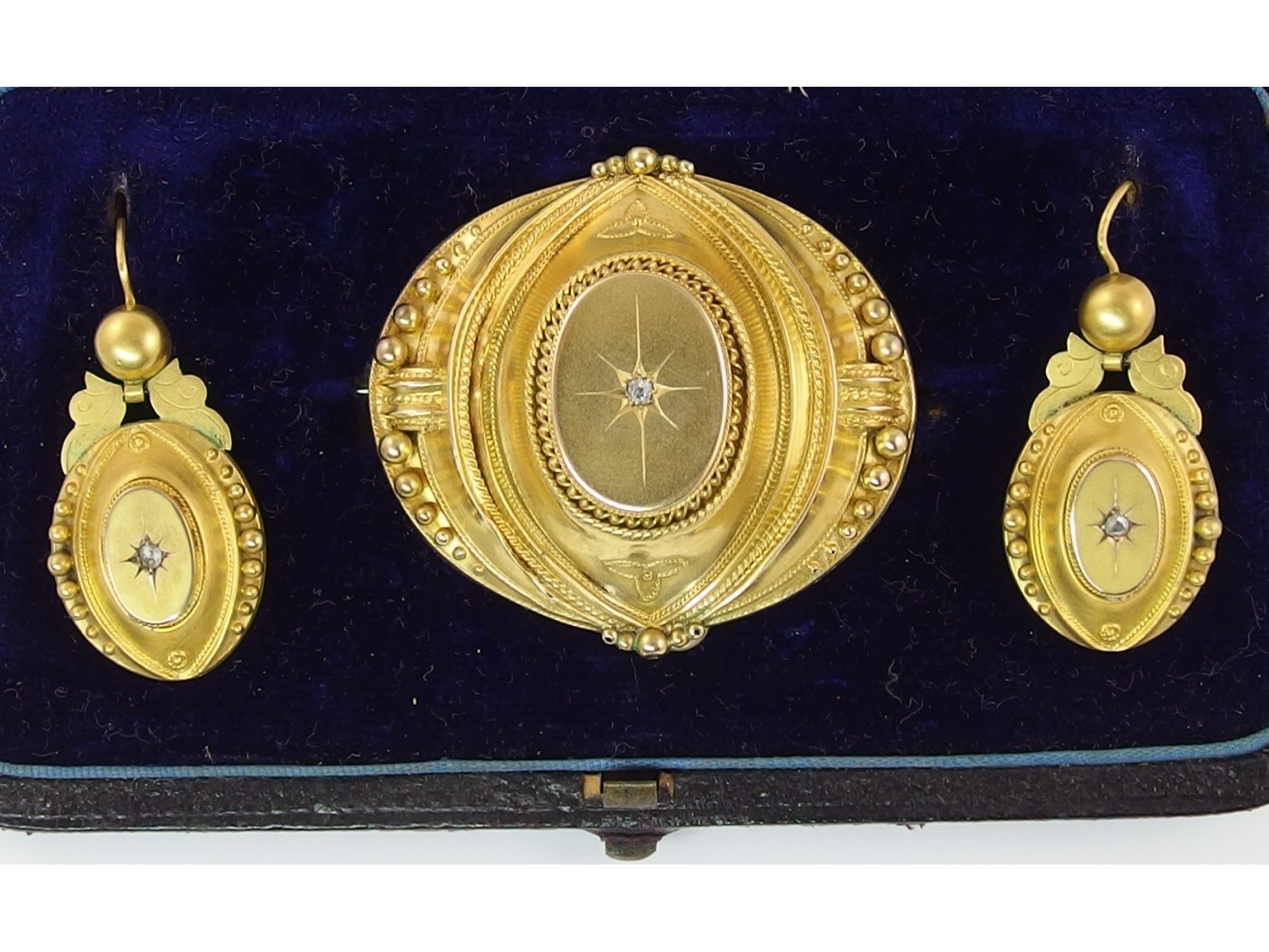 Appraisal: A Victorian suite of jewellerycomprising of a diamond set balloon