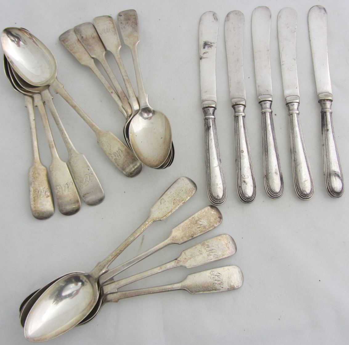 Appraisal: A set of twelve Victorian silver fiddle pattern teaspoons monogram