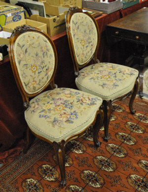 Appraisal: A pair of Victorian carved walnut dining chairs with oval