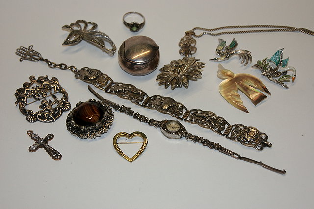 Appraisal: A SMALL COLLECTION OF MISCELLANEOUS SILVER AND OTHER JEWELLERY including