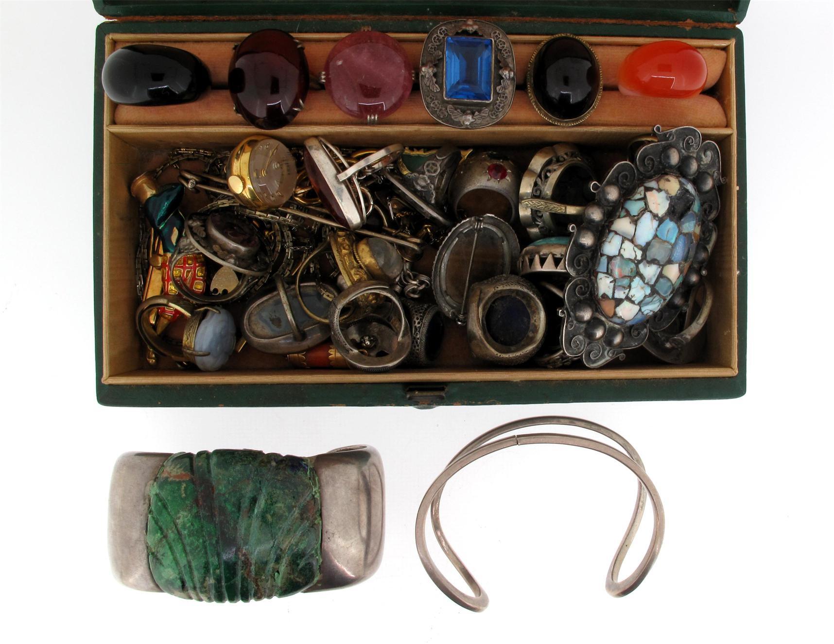 Appraisal: A small jewellery box containing various items of jewellery