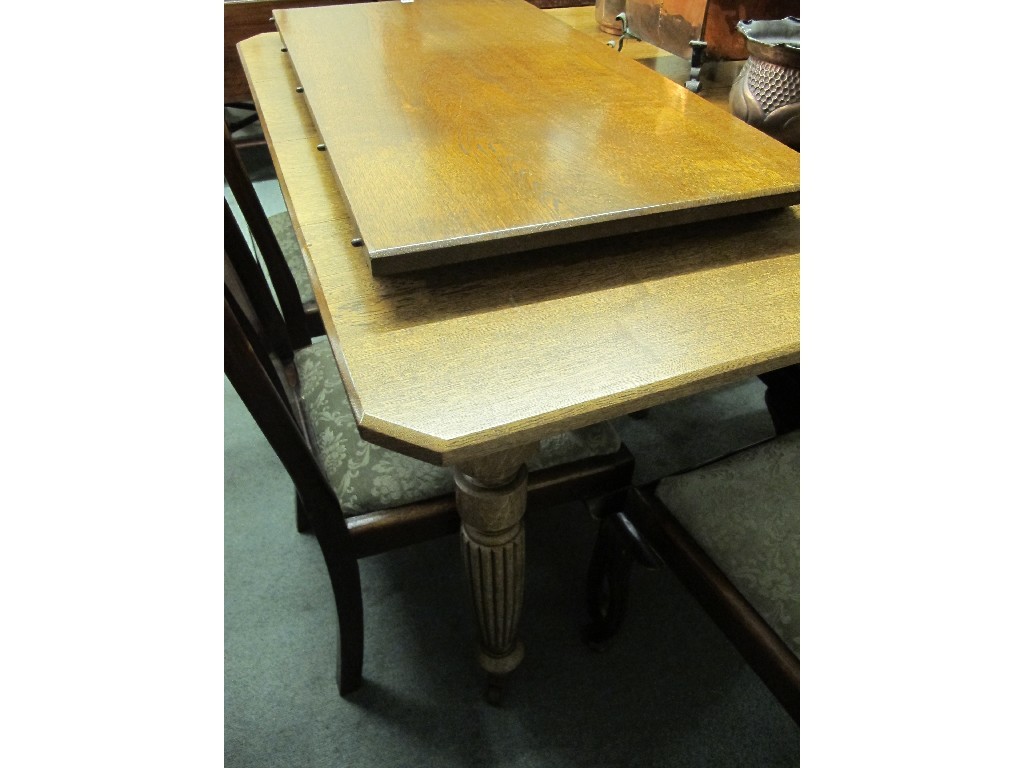 Appraisal: Oak telescope table with spare leave