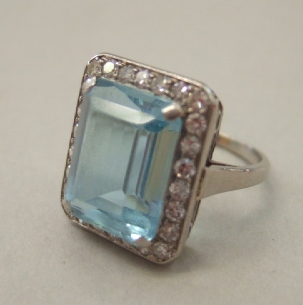 Appraisal: An aquamarine and diamond set ring claw set with the