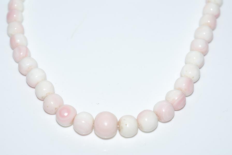 Appraisal: A STRAND OF CONCH SHELL BEADS A F A STRAND