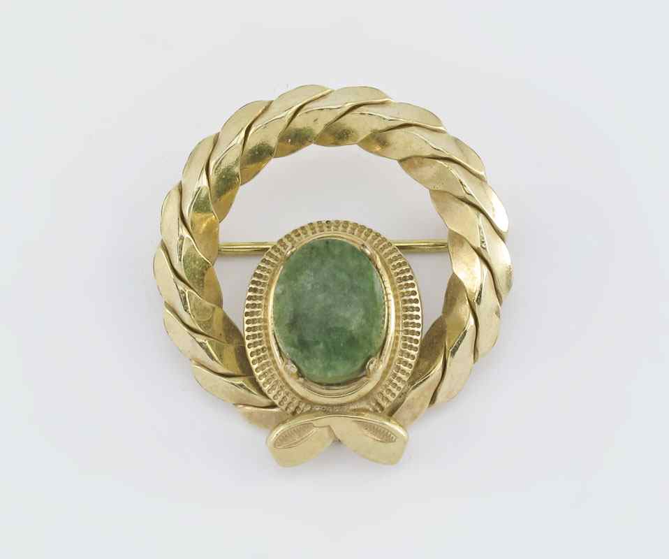 Appraisal: K JADE BROOCH Wreath shaped K yellow gold brooch contains