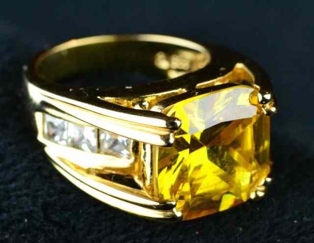 Appraisal: LADY'S YELLOW COCKTAIL RINGCitrine colored stone with crystal cut stones