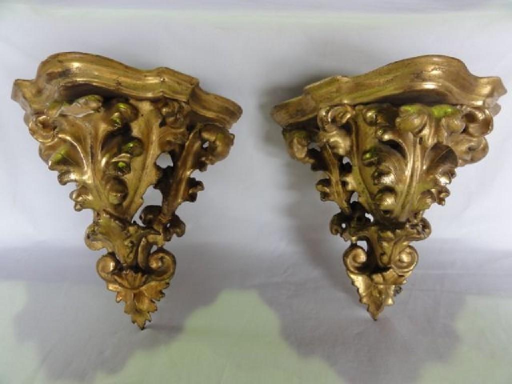 Appraisal: A pair of small carved and pierced brackets with acanthus