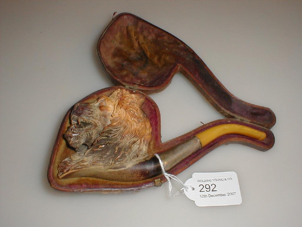 Appraisal: A leather cased meerschaum pipe carved in the form of