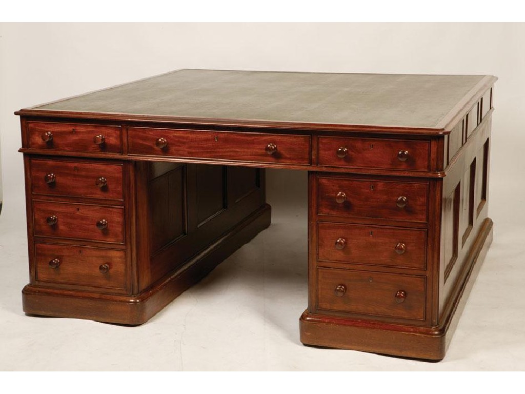 Appraisal: A VICTORIAN MAHOGANY PARTNER'S DESK the rectangular top with a